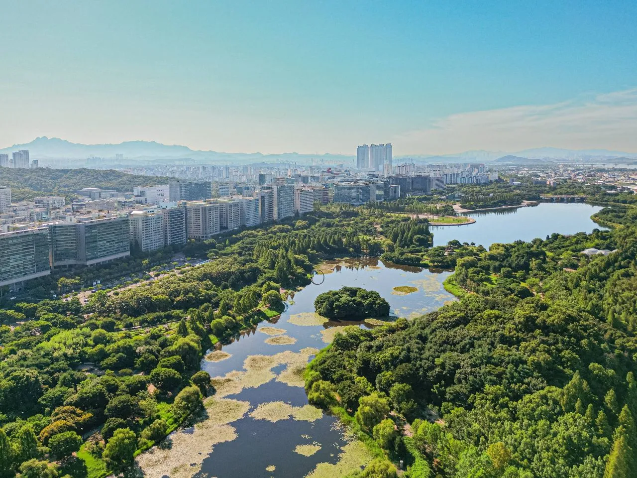 一山湖水公園 — 湖水公園空拍全景（2025年8月）（照片：韓國觀光公社觀光照片庫・攝影 김지연・公共授權第1類）