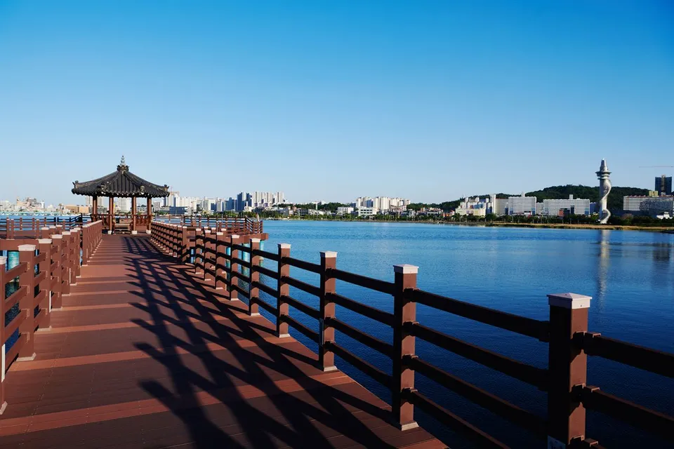 青草湖 — 青草湖涼亭平台與湖景（2019年5月）