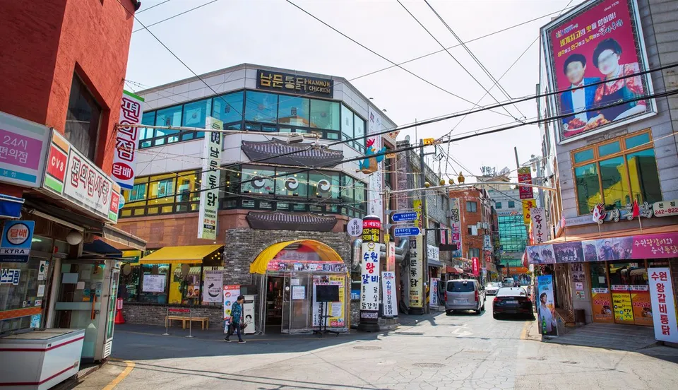 水原炸雞街 — 炸雞店與商店聚集的繁華街道（2019年6月）