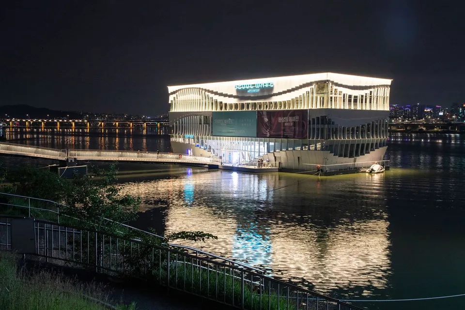 漢江市民公園 蠶院地區（蠶院漢江公園）— 漢江上的首爾Wave藝術中心夜景（2020年5月）