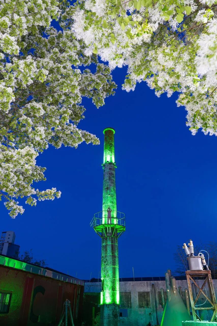 八福藝術工廠 — 李花樹間燈光照亮的工廠煙囪夜景（2025年5月）（照片：韓國觀光公社觀光照片庫・攝影 조영권・公共授權第1類）