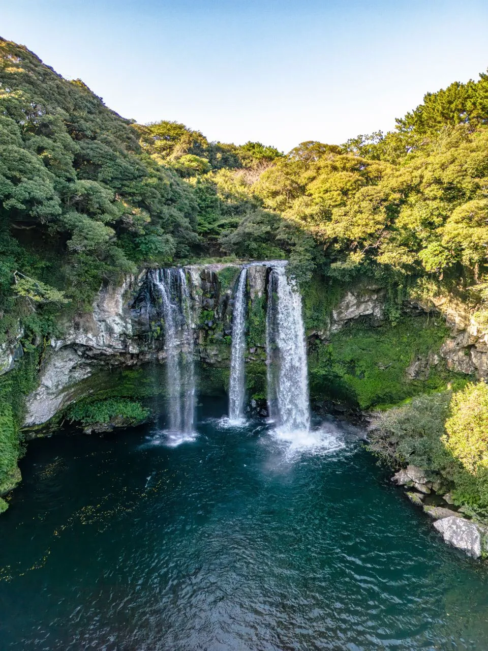 天地淵瀑布 — 流經茂密森林與懸崖下方的瀑布（2023年10月）