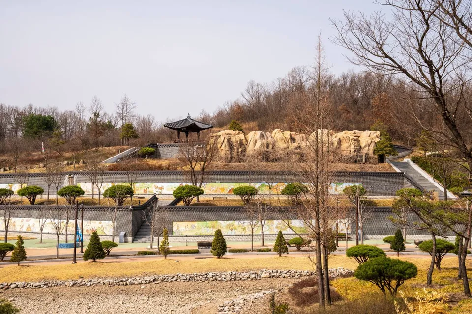三國遺事主題公園 — 擁有傳統圍牆、亭子與岩石造景的公園（2025年3月）