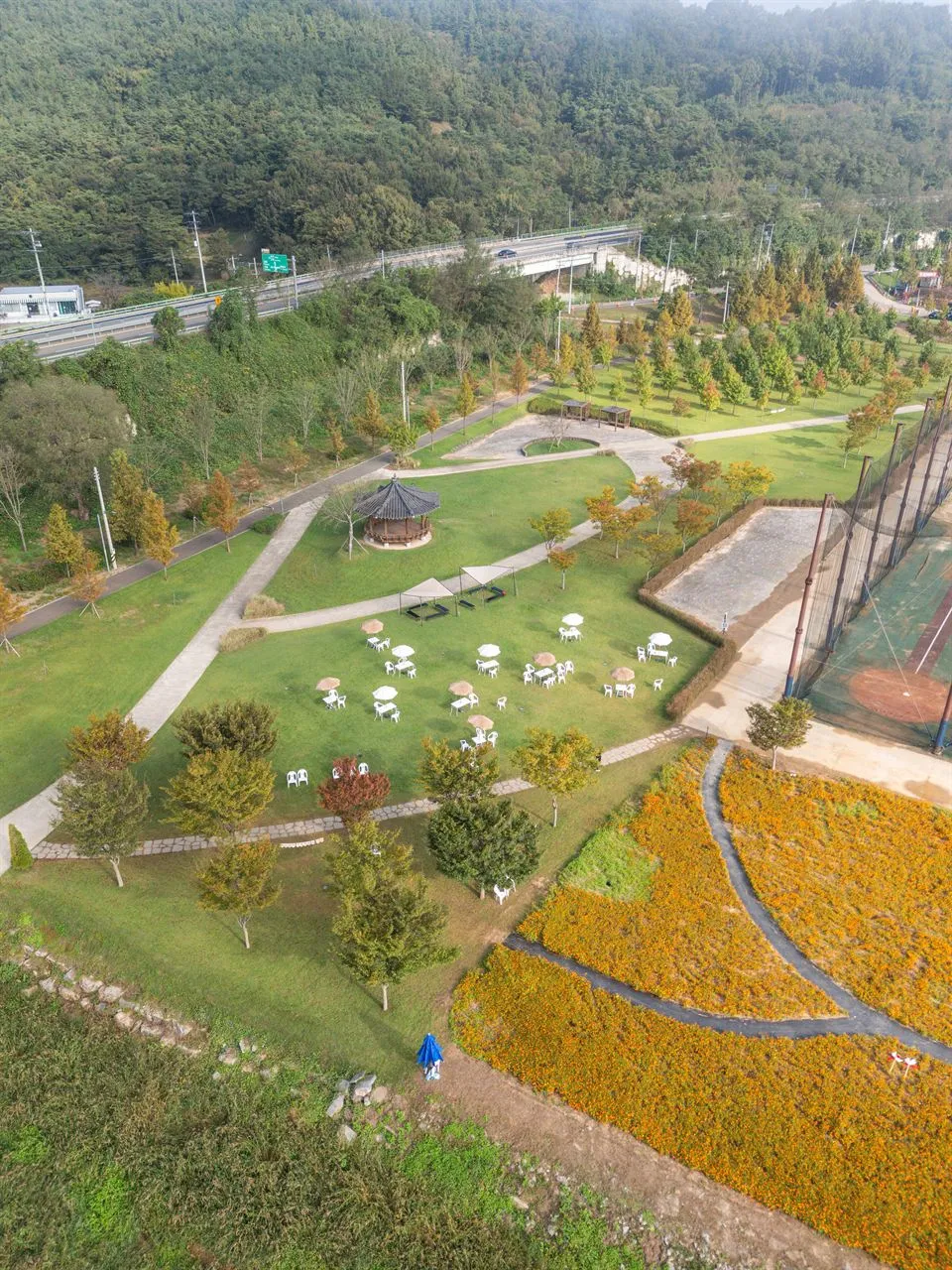 新昭陽體育公園 — 以山巒與道路為背景的體育公園全景（2025年10月）（照片：韓國觀光公社觀光照片庫・攝影 이환우・公共授權第1類）