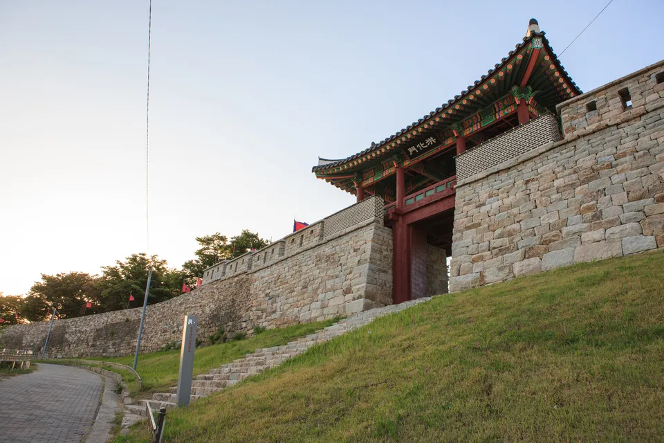 洪州邑城 — 有洪化門與石砌城牆的洪州邑城（2015年10月）