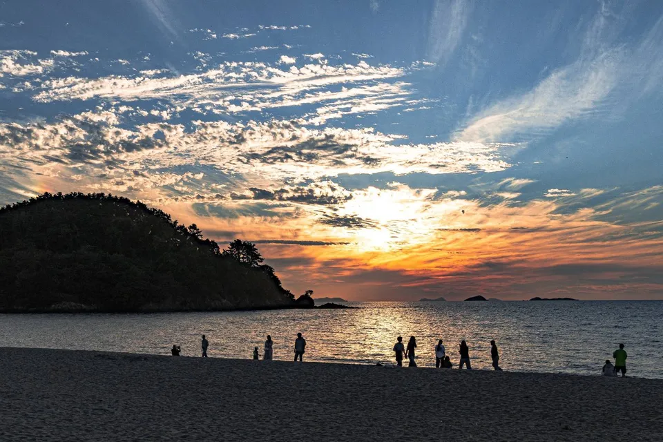 邊山海水浴場 — 邊山海灘黃昏時的海與山（2024年10月）