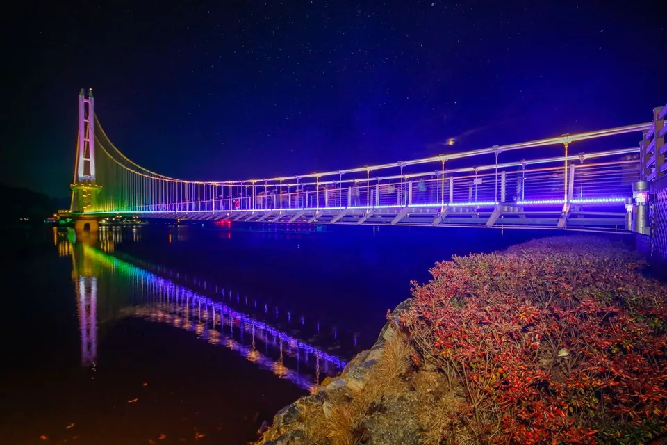 禮唐湖吊橋 — 燈光映照下閃耀的禮唐湖吊橋夜景（2020年10月）