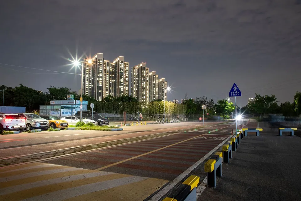 蠶院漢江公園 — 可見公寓與停車場的蠶院漢江公園夜景（2020年5月）