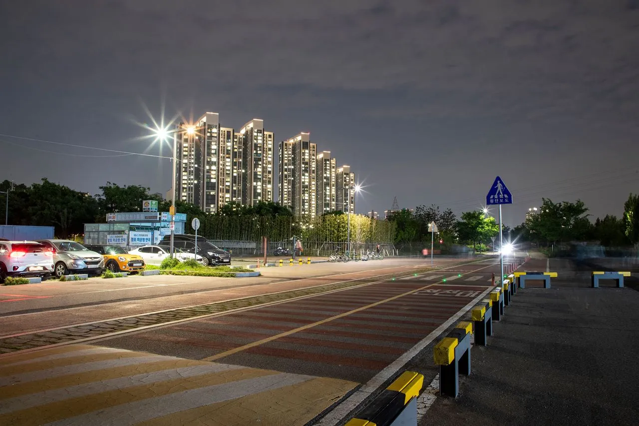 蠶院漢江公園 — 可見公寓與停車場的蠶院漢江公園夜景（2020年5月）（照片：韓國觀光公社觀光照片庫・攝影 한국관광공사 이범수・公共授權第1類）
