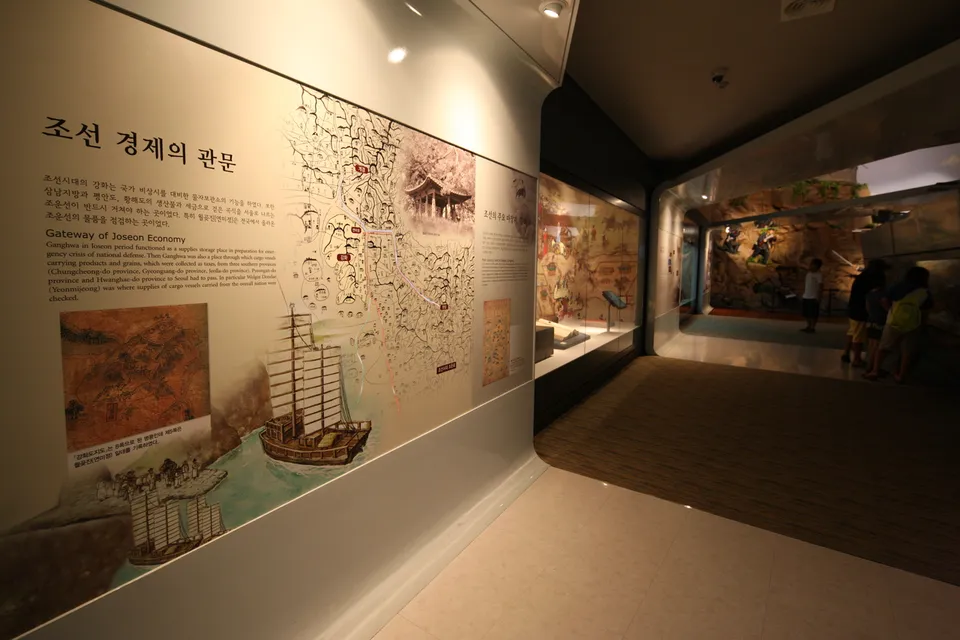 강화역사박물관 — 조선 경제 관련 전시관 내부 (2013년 7월)