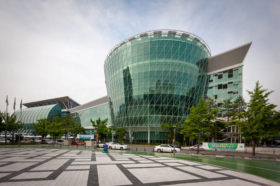 EXCO — 大型玻璃展覽會議中心外觀與廣場（2014年6月）