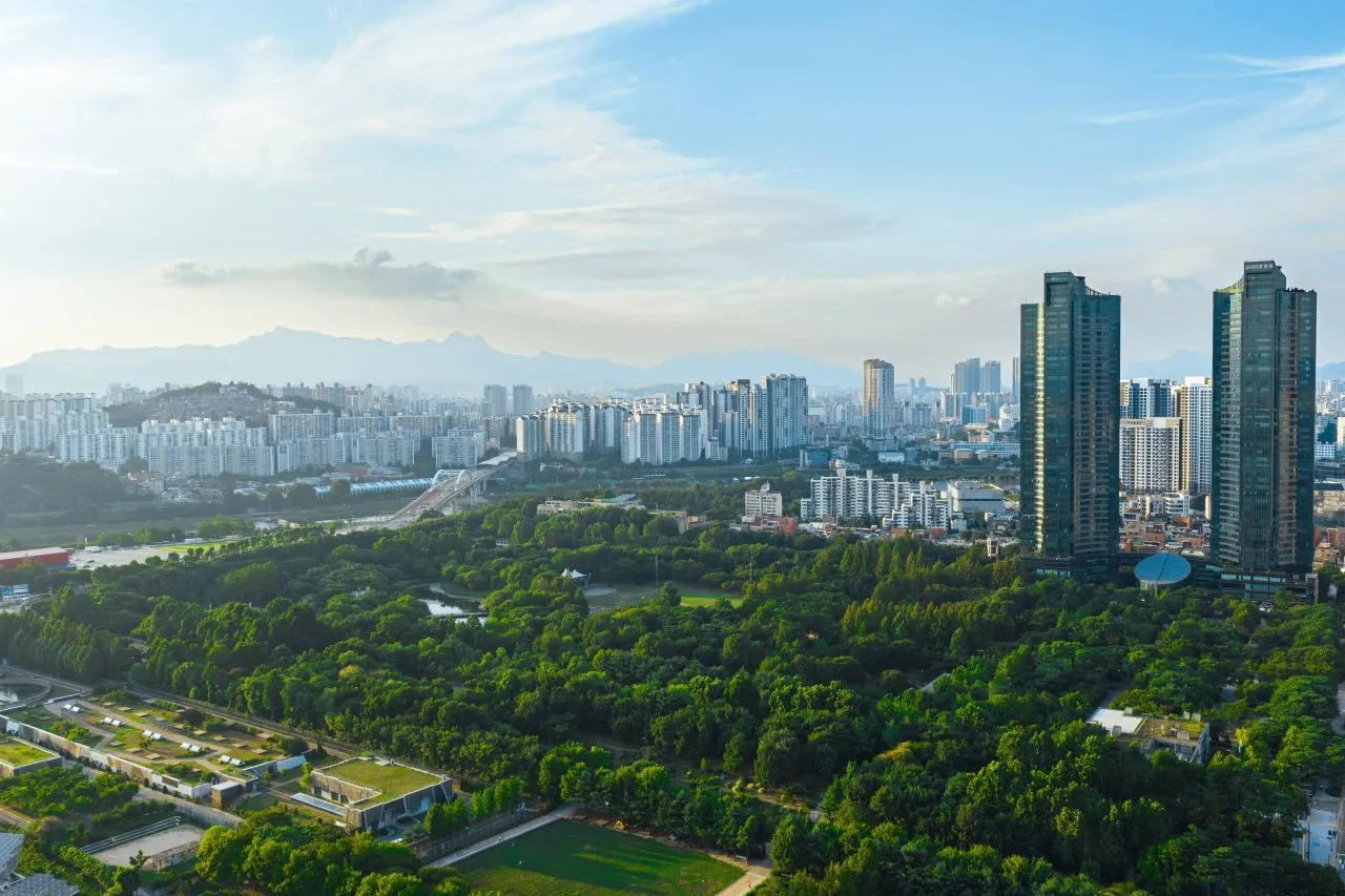 首爾林 — 首爾林與市中心公寓的景色（2025年8月）（照片：韓國觀光公社觀光照片庫・攝影 서문교・公共授權第1類）