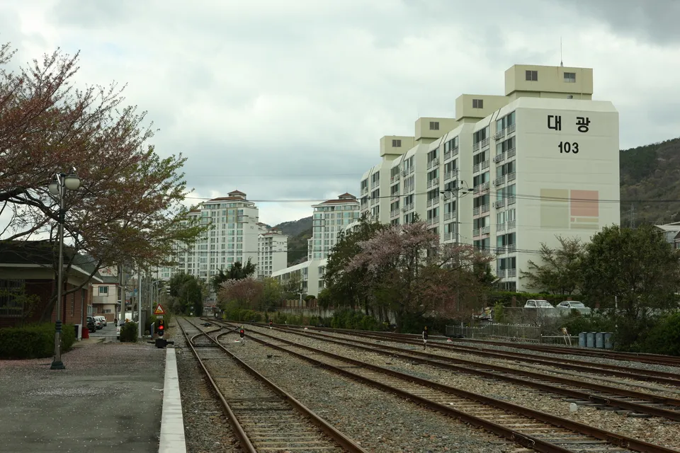 鎮海站 — 鎮海站周邊的鐵路與公寓風景（2013年4月）