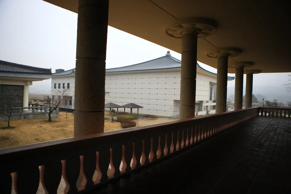 國立慶州博物館 — 從博物館迴廊望見的展示館建築（2010年2月）