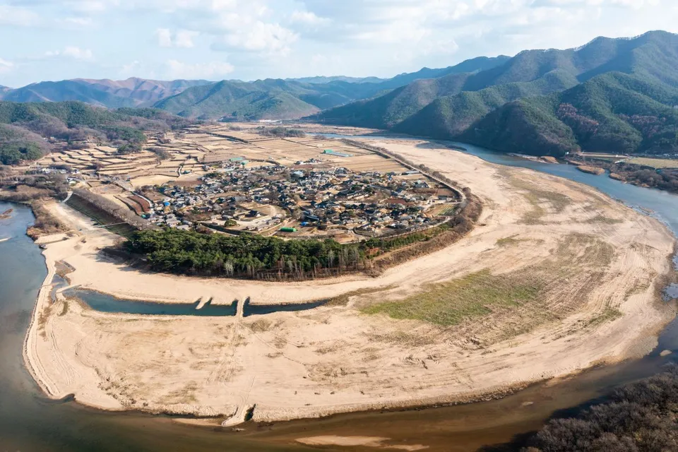 安東河回村 — 被河流與沙洲環繞的河回村全景（2022年11月）