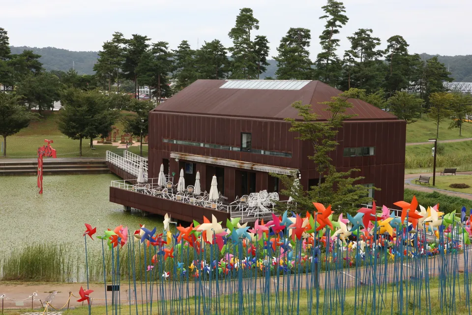 臨津閣和平樂園公園 — 池塘、色彩繽紛的風車與棕色建築（2012年9月）
