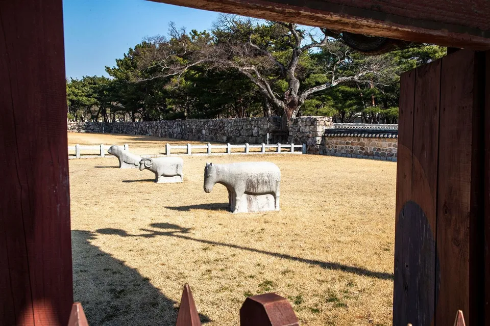 金海首露王陵 — 門後有石像與石牆的陵園（2020年2月）