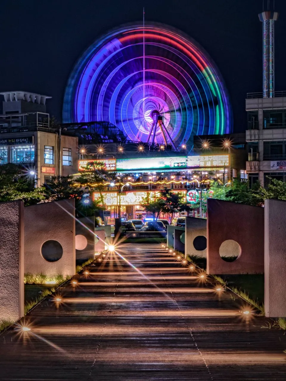 濕橋湖觀光地 — 在夜間燈光下閃耀的摩天輪與商業街（2025年6月）（照片：韓國觀光公社觀光照片庫・攝影 김용훈・公共授權第1類）