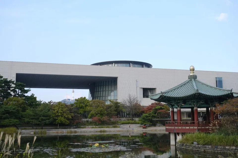 국립중앙박물관 — 연못과 전통 정자가 보이는 국립중앙박물관 전경 (2023년 10월)