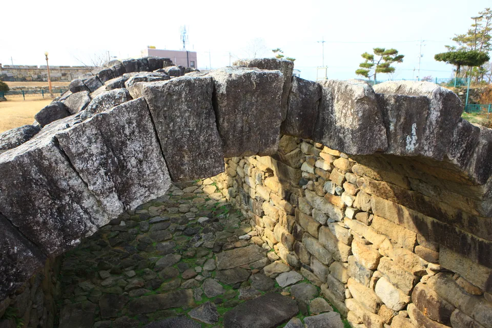 淸道石冰庫 — 淸道石冰庫石造拱門內部（2012年11月）