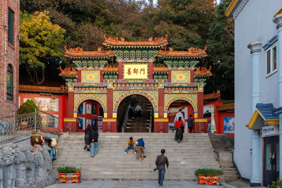인천 차이나타운 — 숲속 중국식 패루와 계단 (2023년 10월)