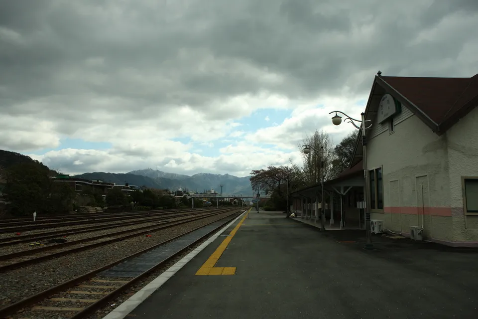 鎮海站 — 鎮海站月台與山景（2013年4月）