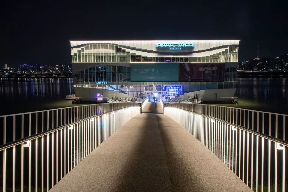 蠶院漢江公園 — 漢江上的首爾Wave藝術中心夜景（2020年5月）