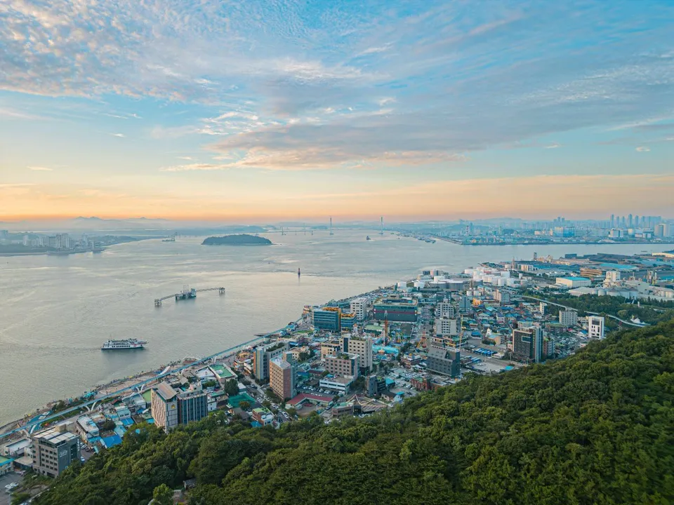 월미바다열차 — 월미도 해안과 인천항 전경 (2025년 8월)