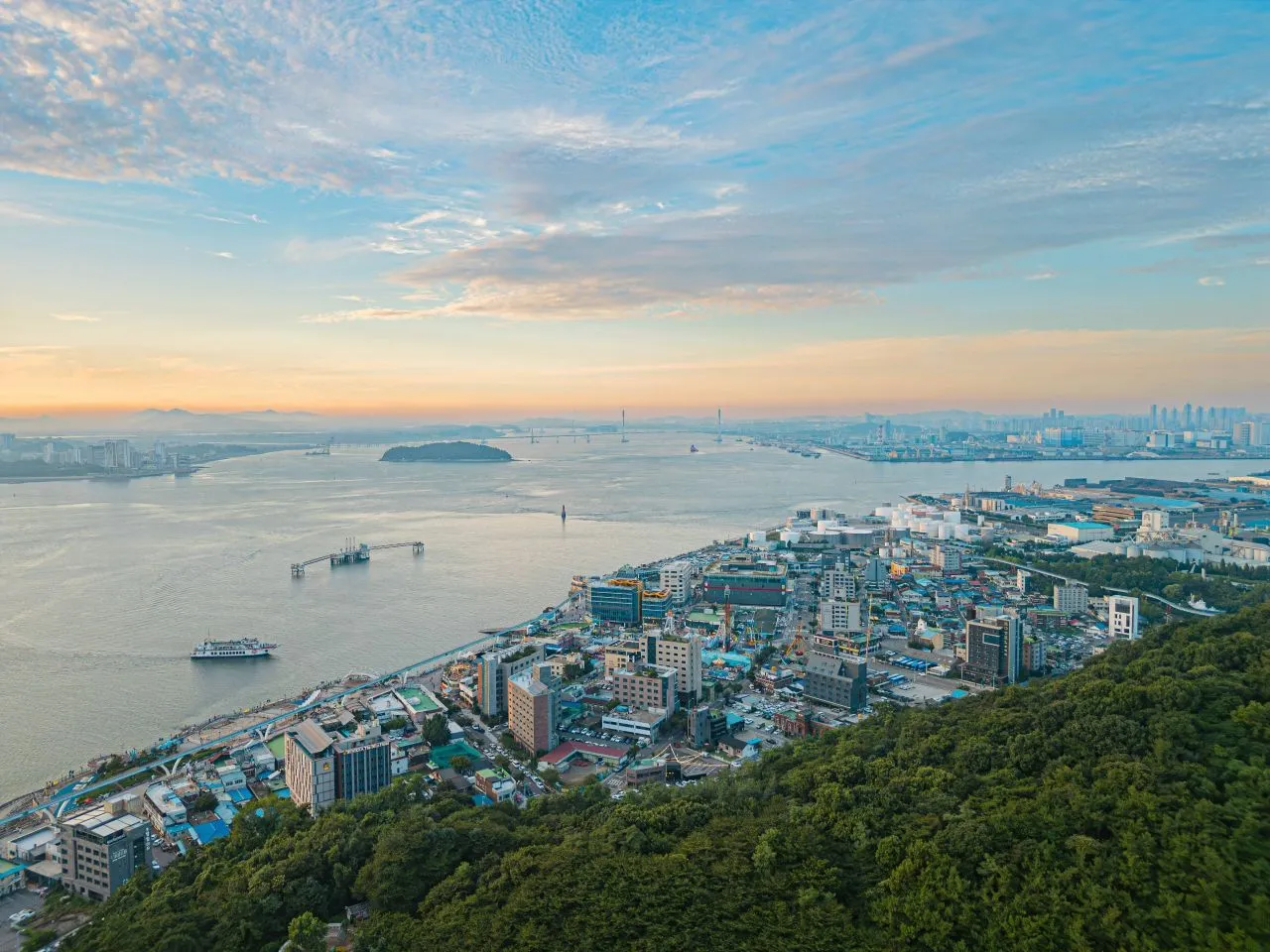 월미바다열차 — 월미도 해안과 인천항 전경 (2025년 8월) (사진: 한국관광공사 관광사진 갤러리 · 촬영 김지연 · 공공누리 제1유형)
