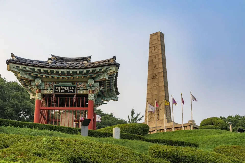 行舟山城一帶 — 行舟大捷碑閣與行舟大捷碑全景（2024年7月）