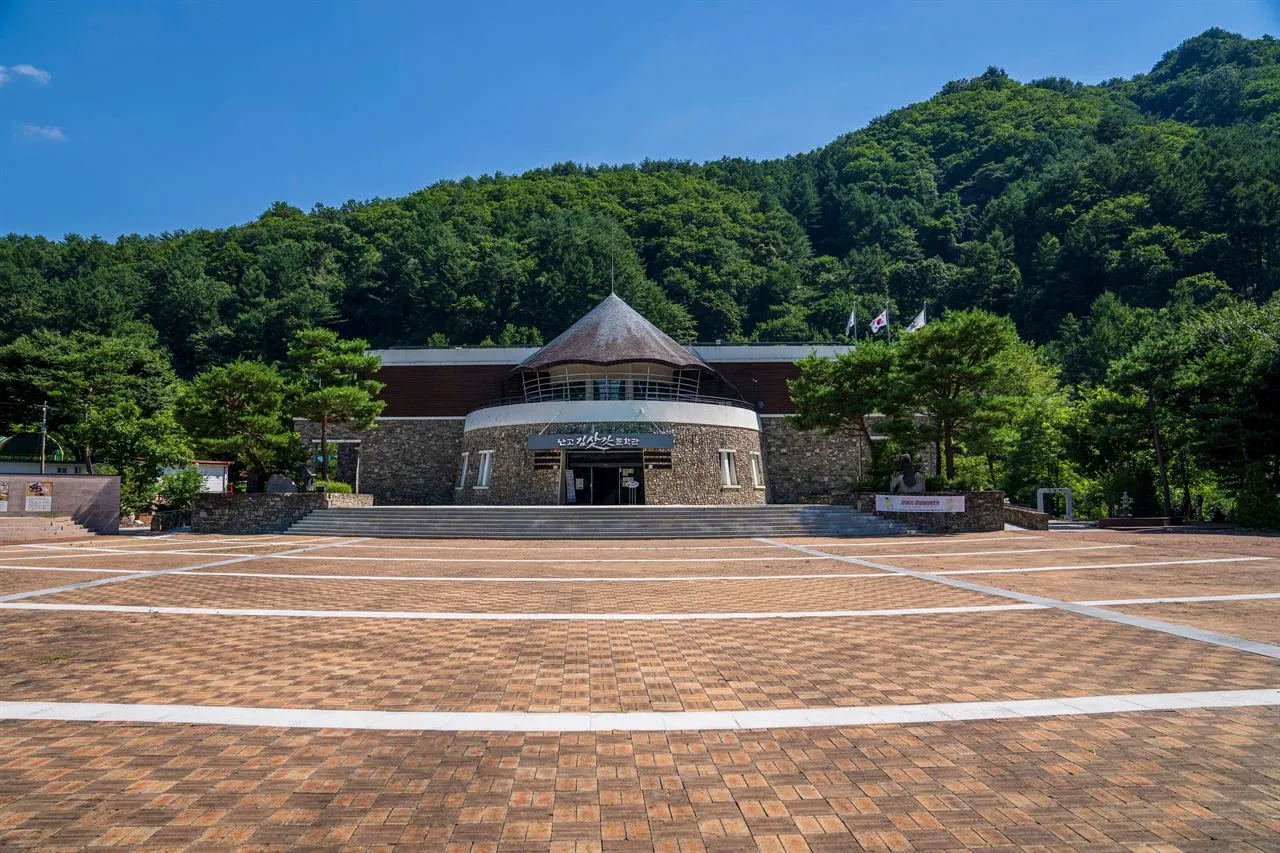 南高金笠笠文學館 — 山麓下的南高金笠笠文學館全景（2025年7月）（照片：韓國觀光公社觀光照片庫・攝影 김지호・公共授權第1類）