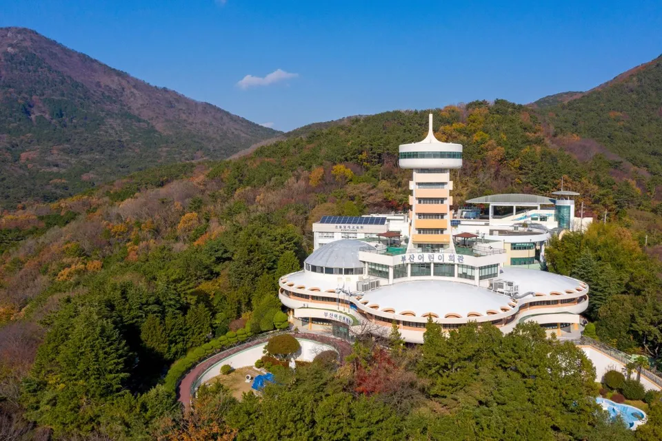 어린이대공원 — 산자락에 둘러싸인 부산어린이회관 전경 (2020년)