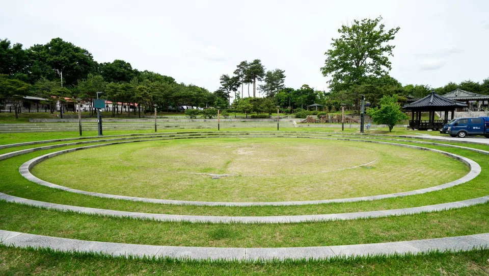 椒井行宮 — 椒井行宮圓形草坪廣場與亭子（2025年5月）