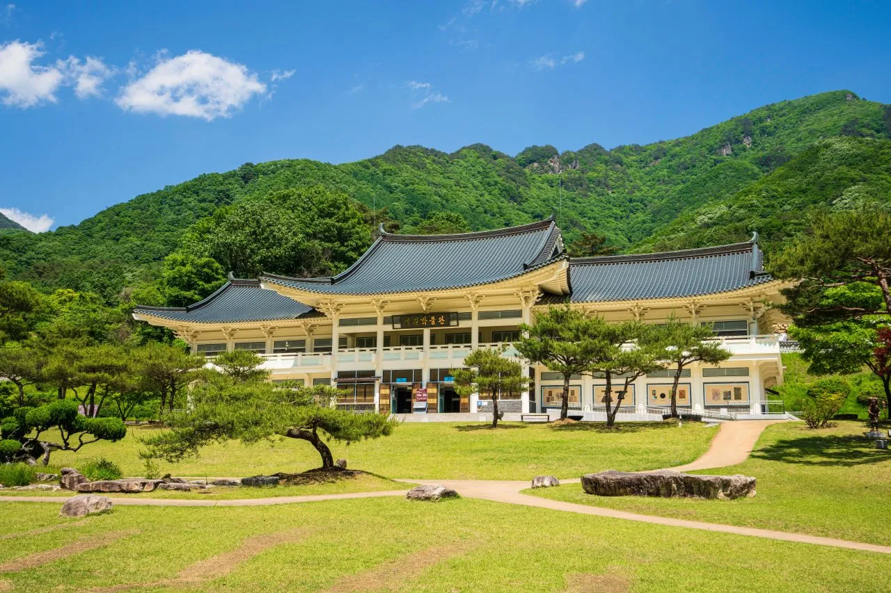 聞慶鳥嶺道立公園 — 以山為背景的古道博物館全景(2024年5月)(照片:韓國觀光公社觀光照片庫・攝影 한국관광공사 김지호・公共授權第1類)