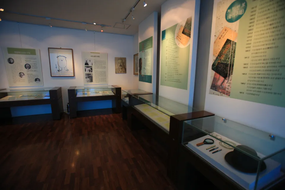 具常文學館 — 具常文學館展覽室內部與文學資料（2010年5月）