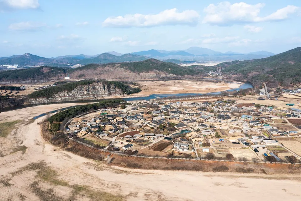 安東河回村 — 傍河而建的傳統韓屋村空拍全景（2022年11月）