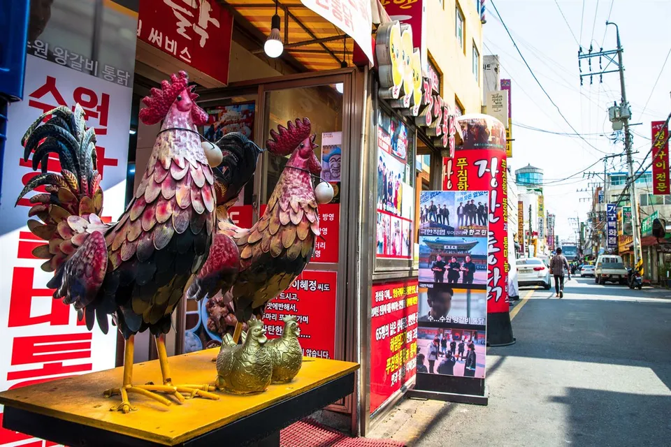 水原炸雞街 — 可見雞造型雕塑與商店街的街道（2019年6月）