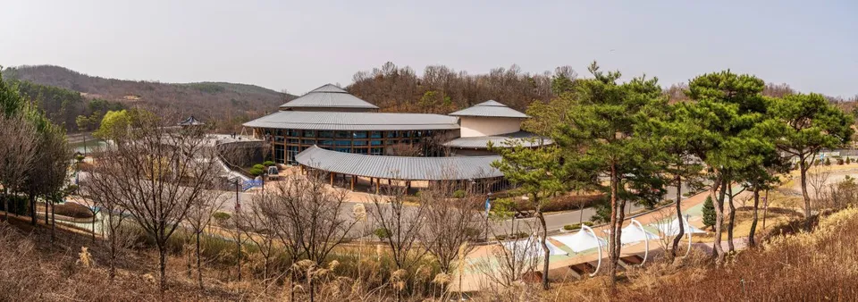 三國遺事主題公園 — 坐落於山腳下的圓頂展覽館全景（2025年3月）