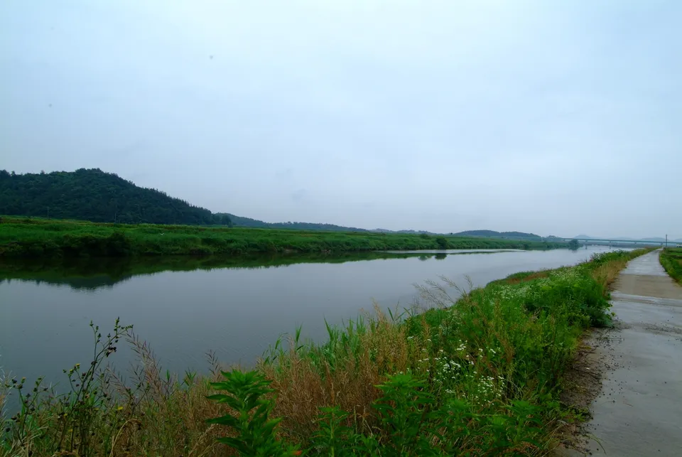 榮山江 — 流經草地間的榮山江與山巒（2007年6月）