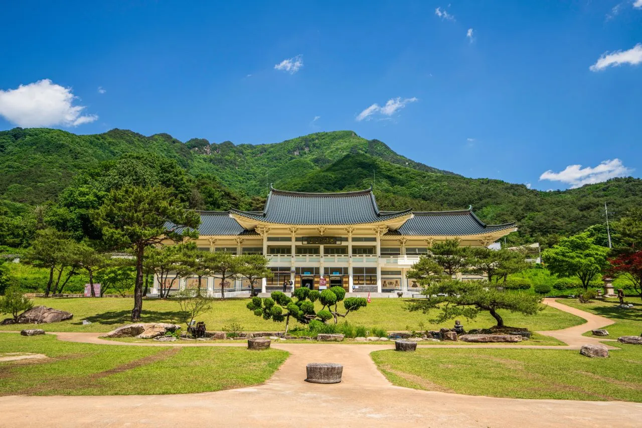 聞慶鳥嶺道立公園 — 以庭園與山為背景的古道博物館(2024年5月)(照片:韓國觀光公社觀光照片庫・攝影 한국관광공사 김지호・公共授權第1類)