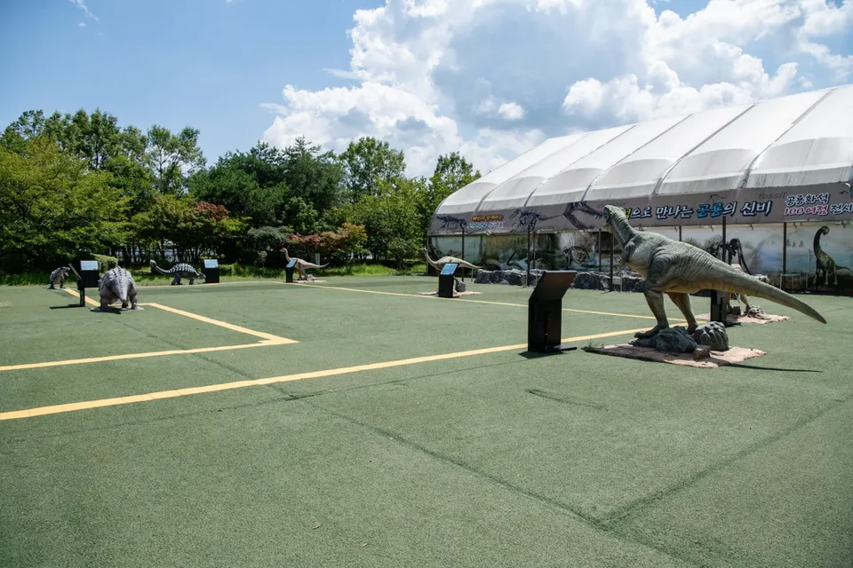 當項浦觀光地 — 恐龍模型林立的戶外主題公園展示區（2023年8月）