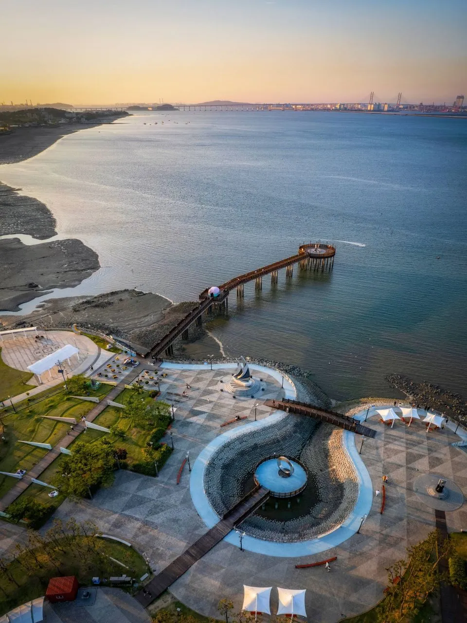 濕橋湖觀光地 — 海岸公園與海上觀景台的空拍景色（2025年6月）