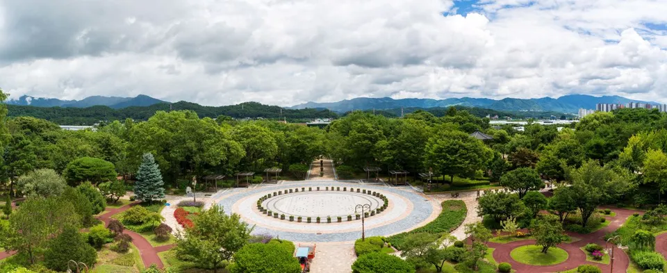 江原特別自治道立花木園（강원특별자치도립화목원）— 植物園圓形廣場與山嶽景色（2022年7月）