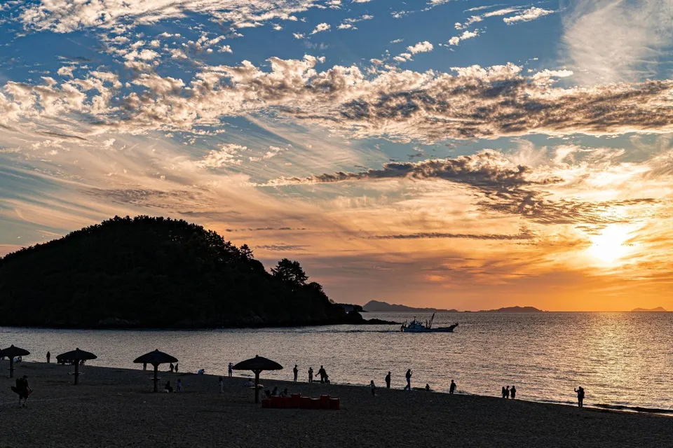 邊山海水浴場 — 邊山海灘的夕陽與海岸風景（2024年10月）