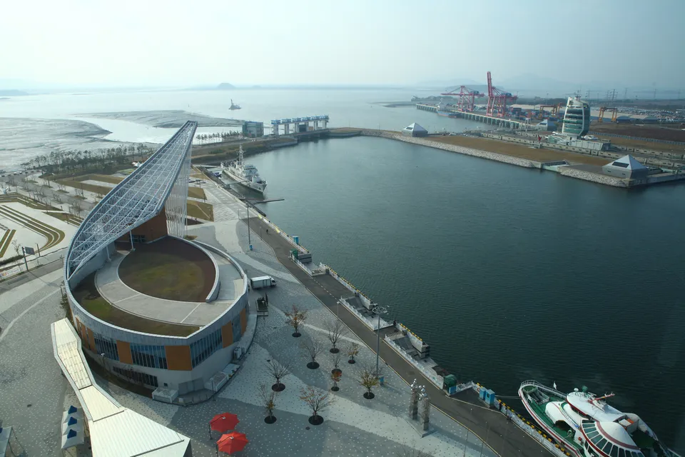 아라타워 — 아라타워 주변 수로와 건물 (2015년 11월)