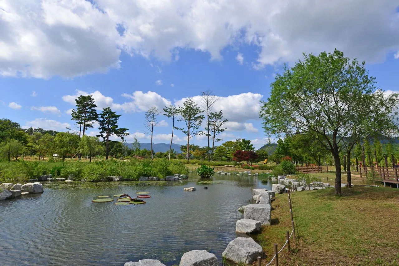 해운대수목원 — 수목원 연못과 산책로 풍경 (2021년) (사진: 한국관광공사 관광사진 갤러리 · 촬영 부산관광공사 · 공공누리 제1유형)