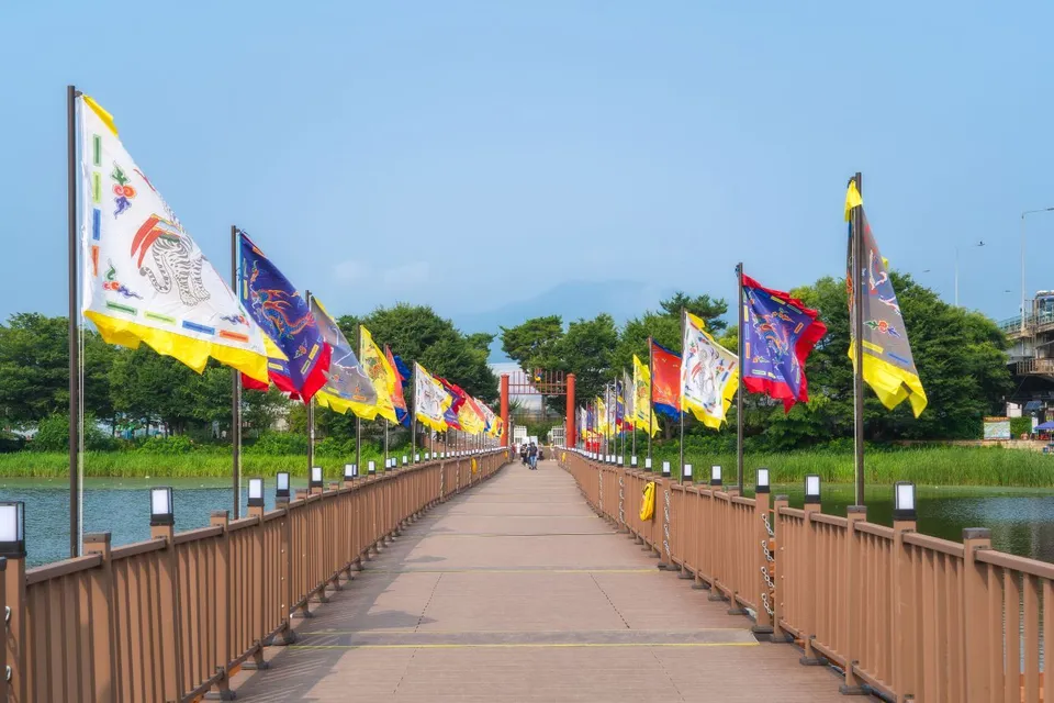 洗美苑 — 旗幟排列的池塘上散步橋（2024年7月）