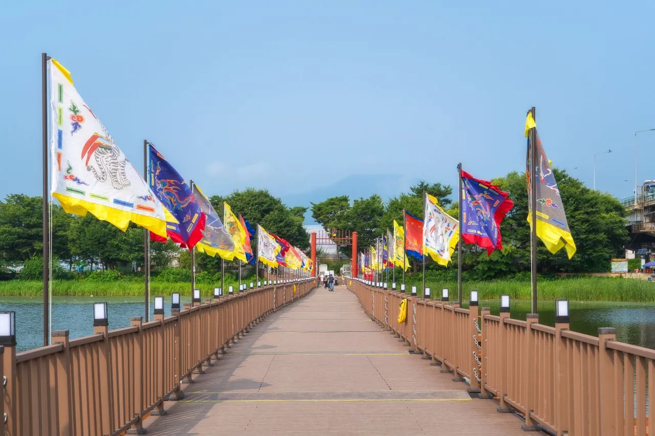 洗美苑 — 旗幟排列的池塘上散步橋（2024年7月）（照片：韓國觀光公社觀光照片庫・攝影 정규진・公共授權第1類）