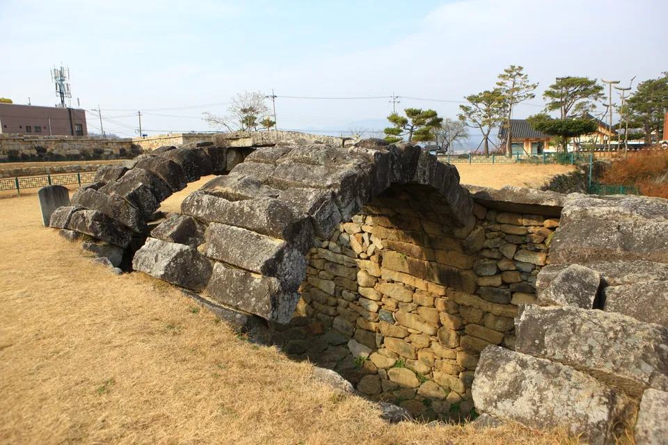 淸道石冰庫 — 淸道石冰庫側面石造結構（2012年11月）
