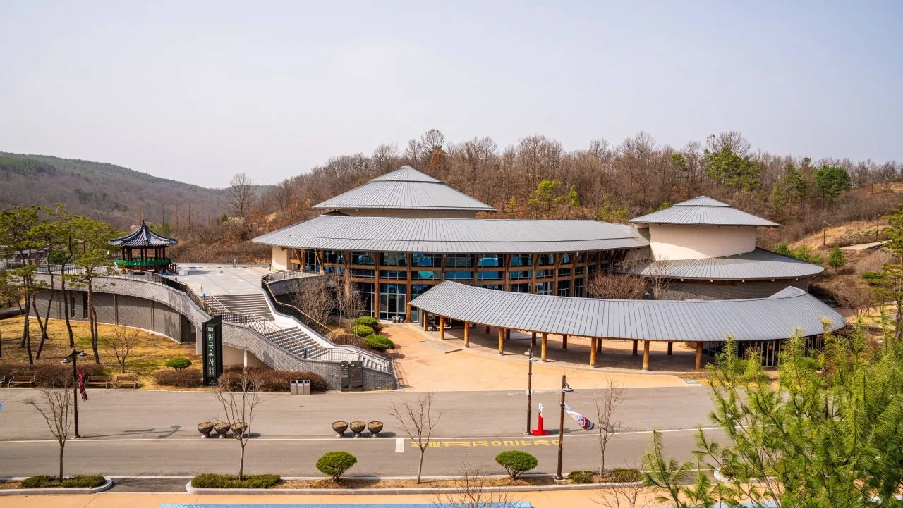三國遺事主題公園 — Gaonnuri館展覽館與戶外廣場全景（2025年3月）（照片：韓國觀光公社觀光照片庫・攝影 한국관광공사 김지호・公共授權第1類）